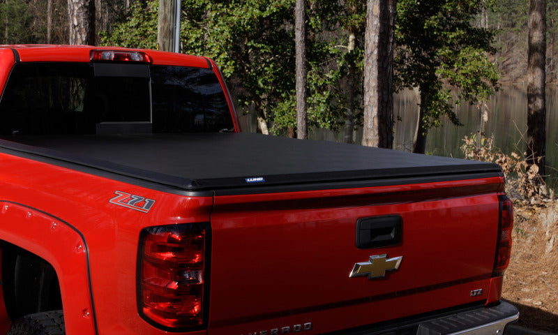Lund 21-23 Ford F-150 (5.5ft. Bed) Hard Fold Tonneau Cover - Black